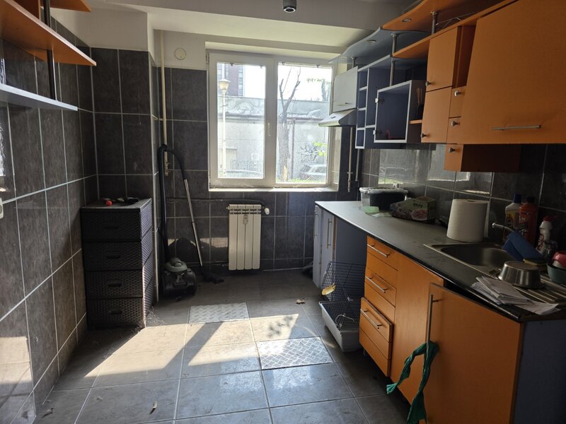 Calea Grivitei, chiar la metrou, bloc stradal, retras din bulevard,