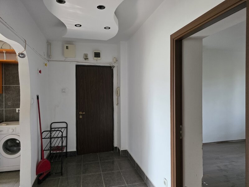 Calea Grivitei, chiar la metrou, bloc stradal, retras din bulevard,