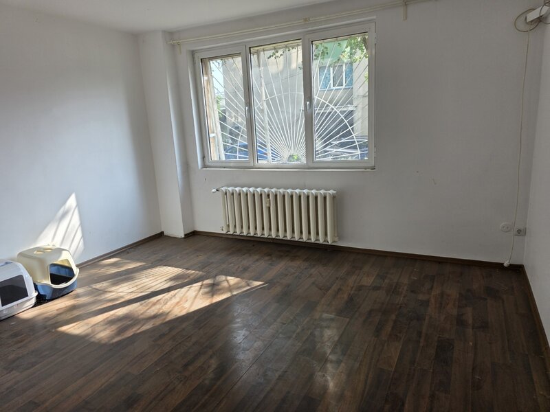 Calea Grivitei, chiar la metrou, bloc stradal, retras din bulevard,