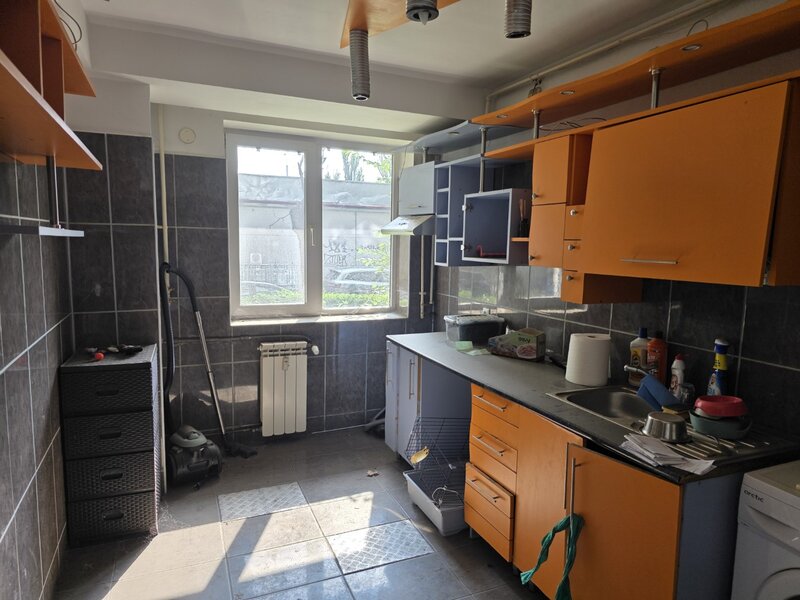 Calea Grivitei, chiar la metrou, bloc stradal, retras din bulevard,