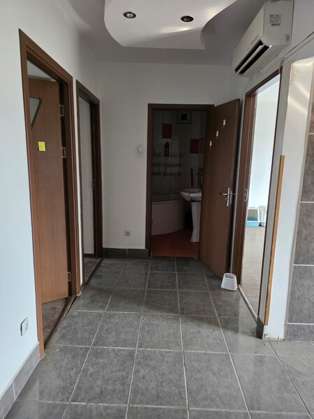 Calea Grivitei, chiar la metrou, bloc stradal, retras din bulevard,